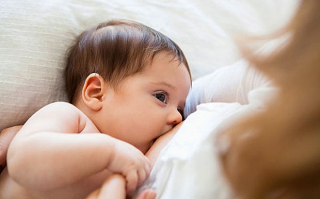 چگونه تشخیص دهیم شیر مادر کافی است؟