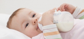 تغذیه فرزند با شیر خشک